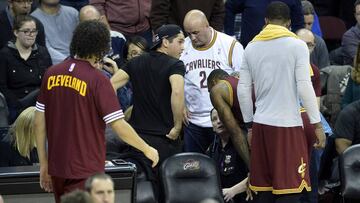 Jason Day reacciona despu&eacute;s de que Ellie Day fuese arrollada por LeBron James durante un lance del juego en un partido de la NBA entre los Cleveland Cavaliers y los Oklahoma City Thunder en el Quicken Loans Arena.