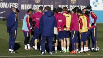 DE CHARLA. Luis Enrique, con sus jugadores al inicio de un entrenamiento del Barcelona, que afronta una semana clave en casa.