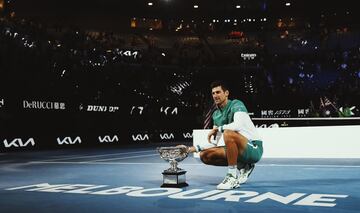 El tenista serbio Novak Djokovic levanta su 18º Grand Slam y su 9 Open de Australia al imponerse al ruso Daniil Medvédev en tres sets (7-5, 6-2 y 6-2) en la final del Gran Slam.
