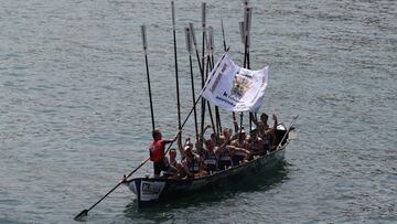 LEKETITIO (BIZKAIA), 28/07/2024.- La trainera Urdaibai ofrece la bandera al público tras proclamarse vencedora de la tercera manga y ganadora absoluta de la bandera de Lekeitio celebrada este domingo en la localidad vizcaína. EFE/Luis Tejido