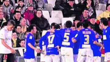 <b>UNA PIÑA. </b>Los malaguistas se abrazan tras el gol del empate del sábado en Mestalla.