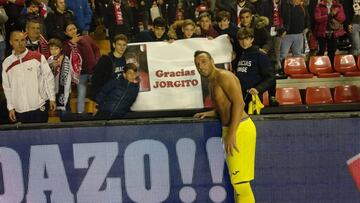 Santi Cazorla, junto a los amigos de Jorge Muñoz, el joven de 14 años aficionado del Rayo Vallecano que murió atropellado en Entrevías.