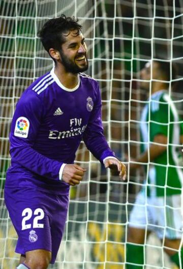 Real Madrid's midfielder Isco celebrates after scoring  during the Spanish league football match Real Betis vs Real Madrid CF at the Benito Villamarin stadium in Sevilla on October 15, 2016. / AFP PHOTO / CRISTINA QUICLER