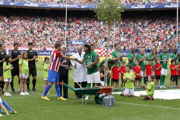 Gabi y Ronaldinho se saludan durante los actos previos al encuentro.