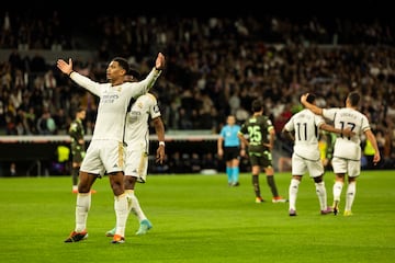 Bellingham celebrando su primer gol, el segundo para el equipo blanco.
