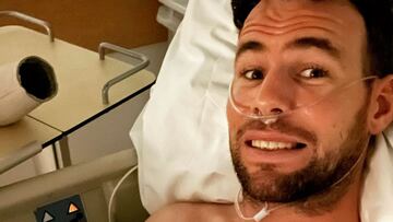Mark Cavendish posa en la cama del hospital donde se recupera de su ca&iacute;da en los Seis D&iacute;as de Gante.