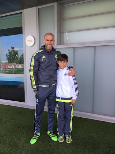 Gonzalo junto a Zinedine Zidane, símbolo de inspiración para el joven canterano.