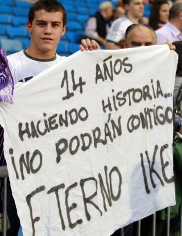 Aficionados del Real Madrid con pancartas.