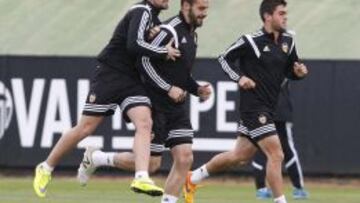 Paco Alcácer y Álvaro Negredo, durante un entrenamiento.