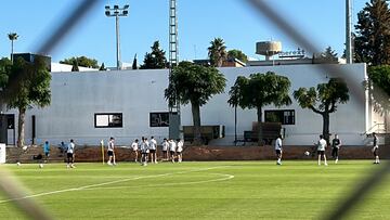 El Valencia entren¨¢ndose hoy.