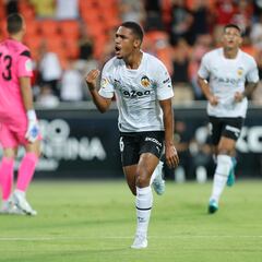 Lino y Riquelme ponen la réplica al desplome del Atlético