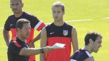 <b>CONFIANZA. </b>Simeone da indicaciones a Godín durante un entrenamiento.