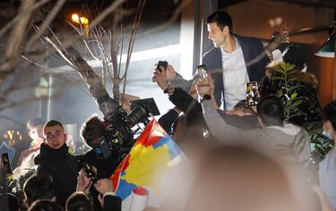 Djokovic responde a los c¨¢nticos de los hinchas serbios en Belgrado.