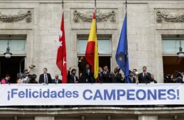 El nuevo Campeón visitó el Ayuntamiento y la sede de la Comunidad de Madrid para ofrecer la Copa del Rey a todos los aficionados. Los jugadores en el balcón de la Comunidad de Madrid. 