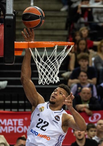 Walter Tavares, con 39 de de valoraci¨®n, decisivo en la victoria blanca. El Real Madrid gana 66-78 al Barcelona y se mete en la final.