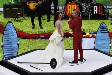 La soprano rusa Aida Garifullina y el cantante británico Robbie Williams