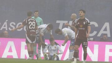 Bazdar, tendido en el césped, tras sufrir su rotura fibrilar.