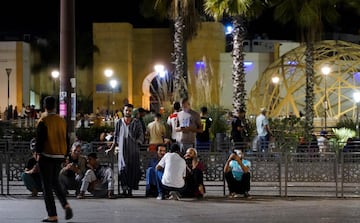 Personas en las calles de Casablanca, tras el fuerte terremoto sentido en la zona suroeste de Marruecos. 