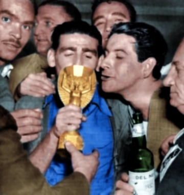 16/07/1950 Uruguay-Brasil.
Matías Gambetta y Britos besan el trofeo. 
