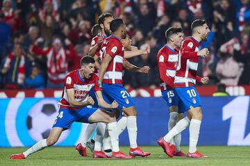 1-0. Carlos Fernández celebró el primer gol.