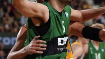 <b>BUEN TRABAJO.</b> Aito García Reneses apostó por Popovic y Hernández-Sonseca para acompañar a Moiso e intimidar más en defensa y el Khimki lo notó.