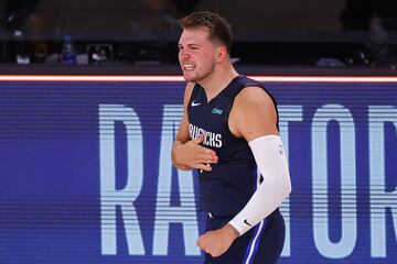 Alegría del gran talento esloveno de los Dallas Mavericks tras empatar la serie 2-2 con un triple sobre la bocina frente al jugador de los Los Angeles Clippers Reggie Jackson.
