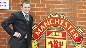 <b>JOYA EN OLD TRAFFORD. </b>Rooney, junto a su novia (Colleen McLoughlin) y su entrenador, sir Alex Ferguson, fue presentado ayer por el Manchester United.