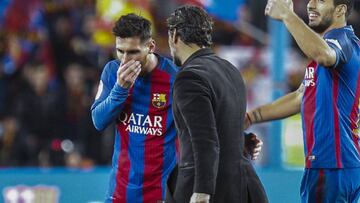 Quique habla con Messi al final del partido.