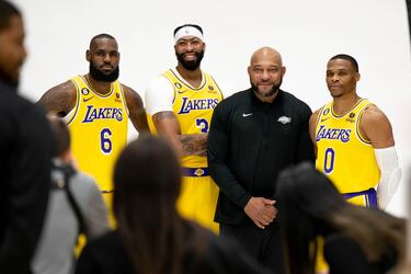 La foto que parecía imposible en primavera se acabó haciendo en otoño: LeBron James, Anthony Davis y Russell Westbrook siguen juntos en los Lakers. Cuando acabó la temporada pasada, un fracaso histórico, parecía imposible que Westbrook siguiera en la franquicia. Los Lakers estudiaron sus opciones pero por ahora mantienen al base, un peligro para el equipo que fue campeón en 2020 y ha dado tumbos desde entonces. Nuevo entrenador, Darvin Ham, un Anthony Davis teóricamente sano y un LeBron que inicia su decimonovena temporada en la NBA, el curso en el que debería superar a Kareem Adbul-Jabbar y convertirse en el máximo anotador de la historia. Pero la alargada sombra del caso Westbrook amenaza con oscurecerlo todo en cuanto vengan mal dadas…