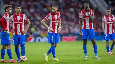 Carrasco, Griezmann, Suárez, Kondogbia y De Paul con la equipación del Atlético 21-22.