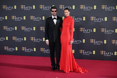 Adolpho Veloso y Ana Gabriela posan en la alfombra roja previa a la gala de Premios de BAFTA.
