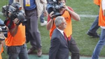 <b>EN EL DISPARADERO. </b>Manzano pasa por delante del escudo del Atlético. El técnico está ahora en el punto de mira de la afición.