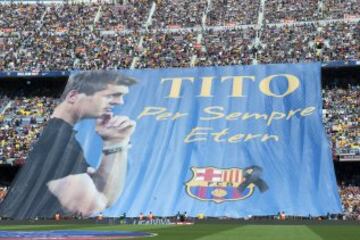 Homenaje y minuto de silencio guardado en memoria del exentrenador del club Francesc 'Tito' Vilanova, fallecido el pasado viernes a los 45 años, antes del comienzo del partido correspondiente a la trigésimo sexta jornada de Liga que disputan frente al Getafe en el estadio Camp Nou de Barcelona. 
