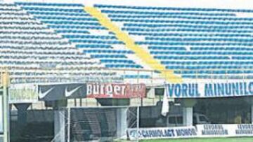 <b>VELAN ARMAS. </b>El Atlético se entrenó ayer en el estadio Gloria. Los jugadores pudieron comprobar que el césped está algo irregular, pero eso no debe ser excusa. Tras la sesión, vuelta al hotel y charla técnica.