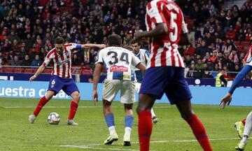 En el tiempo de descuento Diego Costa, ganaba la l¨ªnea de fondo y centraba al ¨¢rea, Herrera, listo, lo dej¨® pasar para que Koke rematara solo.