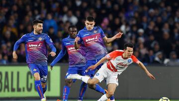 Johan Vásquez e Hirving Lozano en el partido de hoy entre Napoli vs Cremonese.