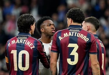 Enfrentamiento de Vinicius Júnior con jugadores del Levante UD.