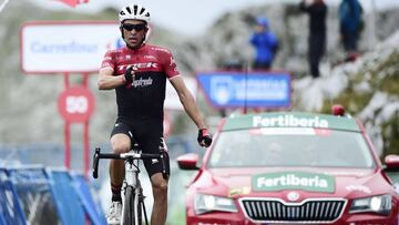Trek Segafredo's Spanish cyclist Alberto Contador celebrates as he crosses the finish line winning the 20th stage of the 72nd edition of "La Vuelta" Tour of Spain cycling race, a 117.5 km route from Corvera de Asturias to Alto de L'Angliru close to Grandiella, on September 9, 2017.
Chris Froome virtually secured overall victory in the Vuelta a Espana today by extending his lead over Vincenzo Nibali as Alberto Contador won the 20th queen stage in his final race before retirement. / AFP PHOTO / JOSE JORDAN