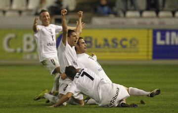 El Albacete quedará para la historia en la leyenda negra del Atlético. Y no fue una noche fatal, sino dos. Aquel diciembre de 2011, el equipo de Manzano perdió en el Belmonte y en el Calderón ante un equipo de Segunda B. Fue el punto y final del técnico en el banquillo. Para la ida preparó rotaciones y los rojiblancos hicieron un partido paupérrimo. Pero pudo ser peor, pues a falta de media hora perdía 2-0 y estaba con uno menos por expulsión de Domínguez. Acabó 2-1, un resultado malo, muy malo, pero que le seguía dejando como favorito para pasar en casa. Pero ay…