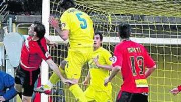 <b>VUELVE LA VICTORIA. </b>El Villarreal volvió a encontarse con una victoria que encarriló Capdevila con un gol de cabeza.