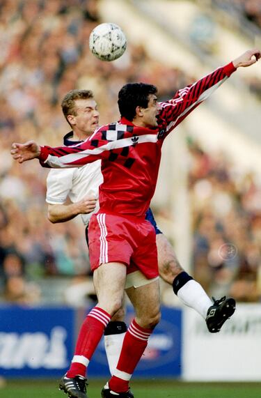 Otro jugador que representó a cuatro selecciones fue Tsveiba, defensor central de 1.82 metros de estatura, quien quedará en la historia de este deporte al representar a los combinados de la Unión Soviética, Ucrania, Rusia y la Selección de la Comunidad de Estados Independientes.