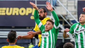 Fali y Joaquín pugnan por un balón.
