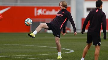 Johansson entrenando con el primer equipo del Sevilla