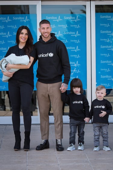 Pilar Rubio y Alejandro abandonan el hospital junto a Ramos y sus dos otros hijos