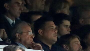 El presidente del Real Madrid, Florentino Pérez, (i) y el del Real Valladolid, Ronaldo Nazario de Lima en el palco durante el partido de la undécima jornada de liga en Primera División que se disputa esta tarde en el estadio Santiago