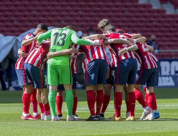 El equipo rojiblanco hace pi?a antes del inicio del encuentro.
