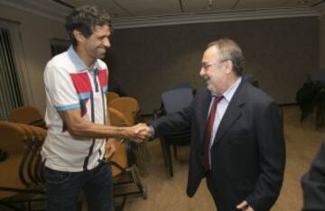 Juan Carlos Valerón, jugador de Las Palmas, saludó a Alfredo Relaño, director del Diario AS.
