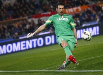 Gianluigi Buffon despeja la pelota desde la línea.