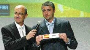 <b>LA MANO INOCENTE.</b> El gran Danilovic sacó la papeleta de España.