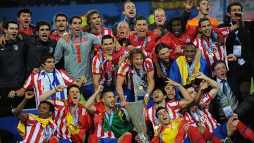 Los jugadores del Atl&eacute;tico posan con el trofeo conquistado en Hamburgo.